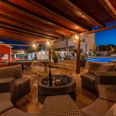 Front In Tatil Evi