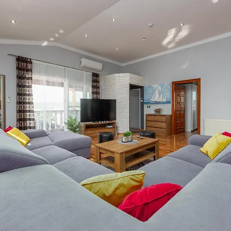 Ferienhaus Beautiful In Turanj