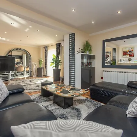 Front In Tatil Evi *